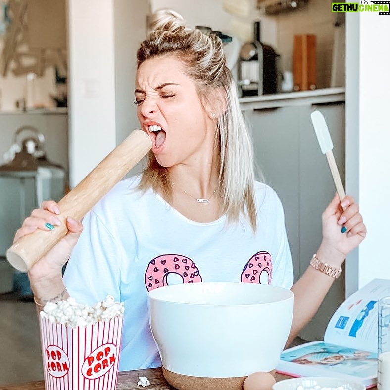 Priscilla Betti Instagram - DIMANCHE 🍪🍿 Et vous, quelle est votre pâtisserie préférée ? 😍 Photo by @insta_minutepapillon