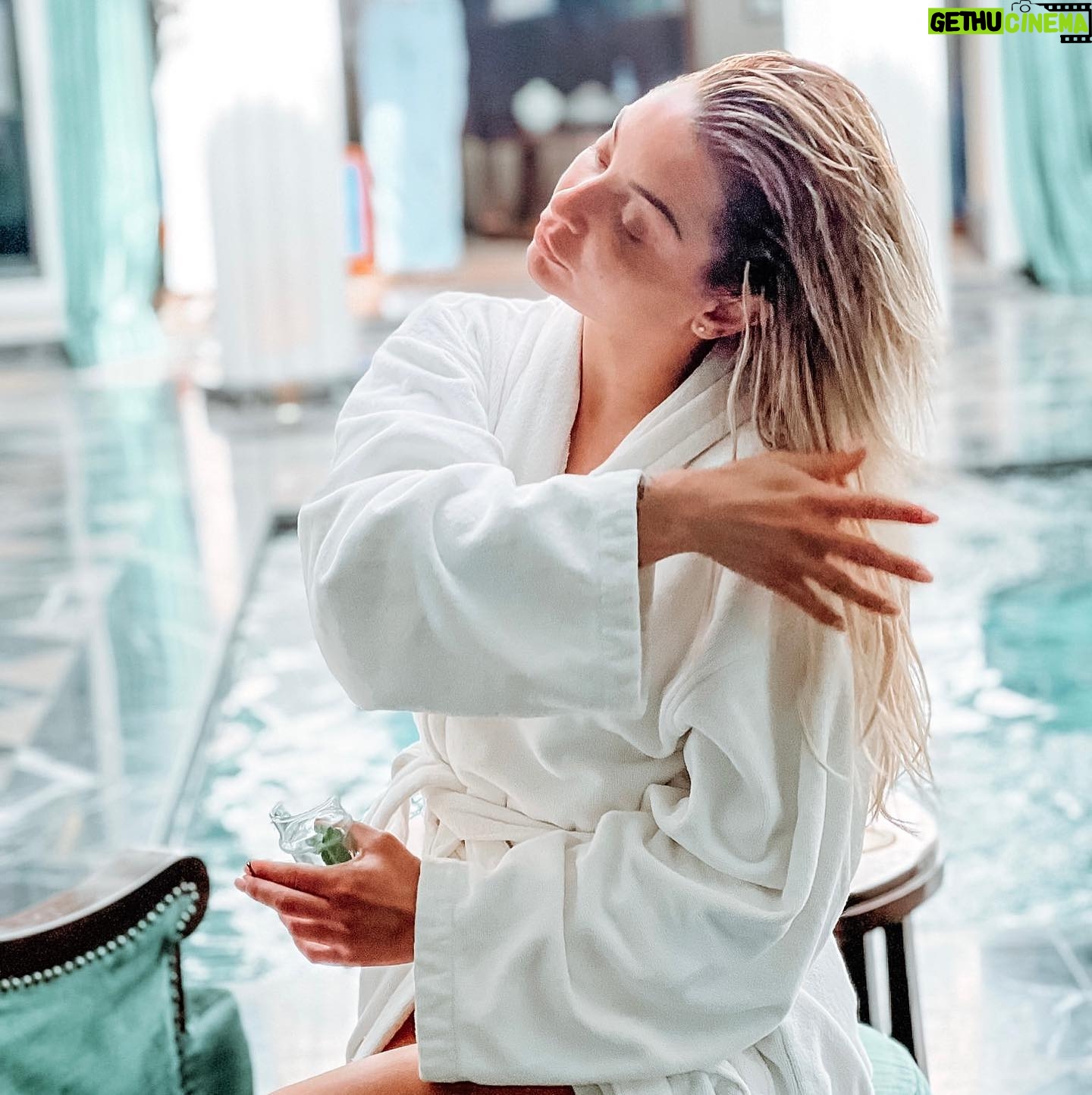 Priscilla Betti Instagram - Moment détente 🤍✨ Merci @lesbainsdulotus et ma soeur @sand_betti pour ces photos 🌿