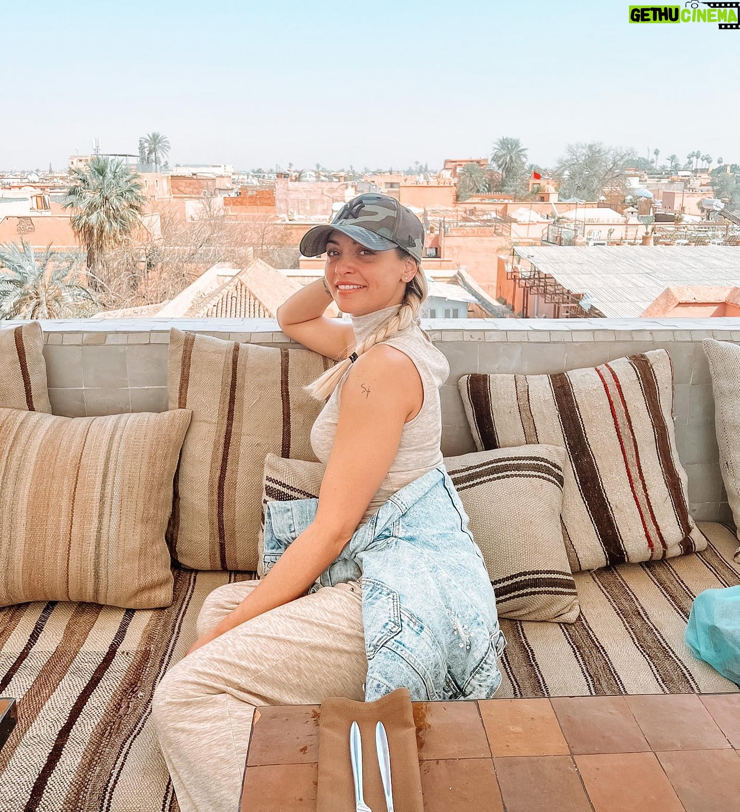 Priscilla Betti Instagram - Sur le rooftop du @dardar_marrakech 🙌🏼 Ma sœur @sand_betti pour ces photos 🩵