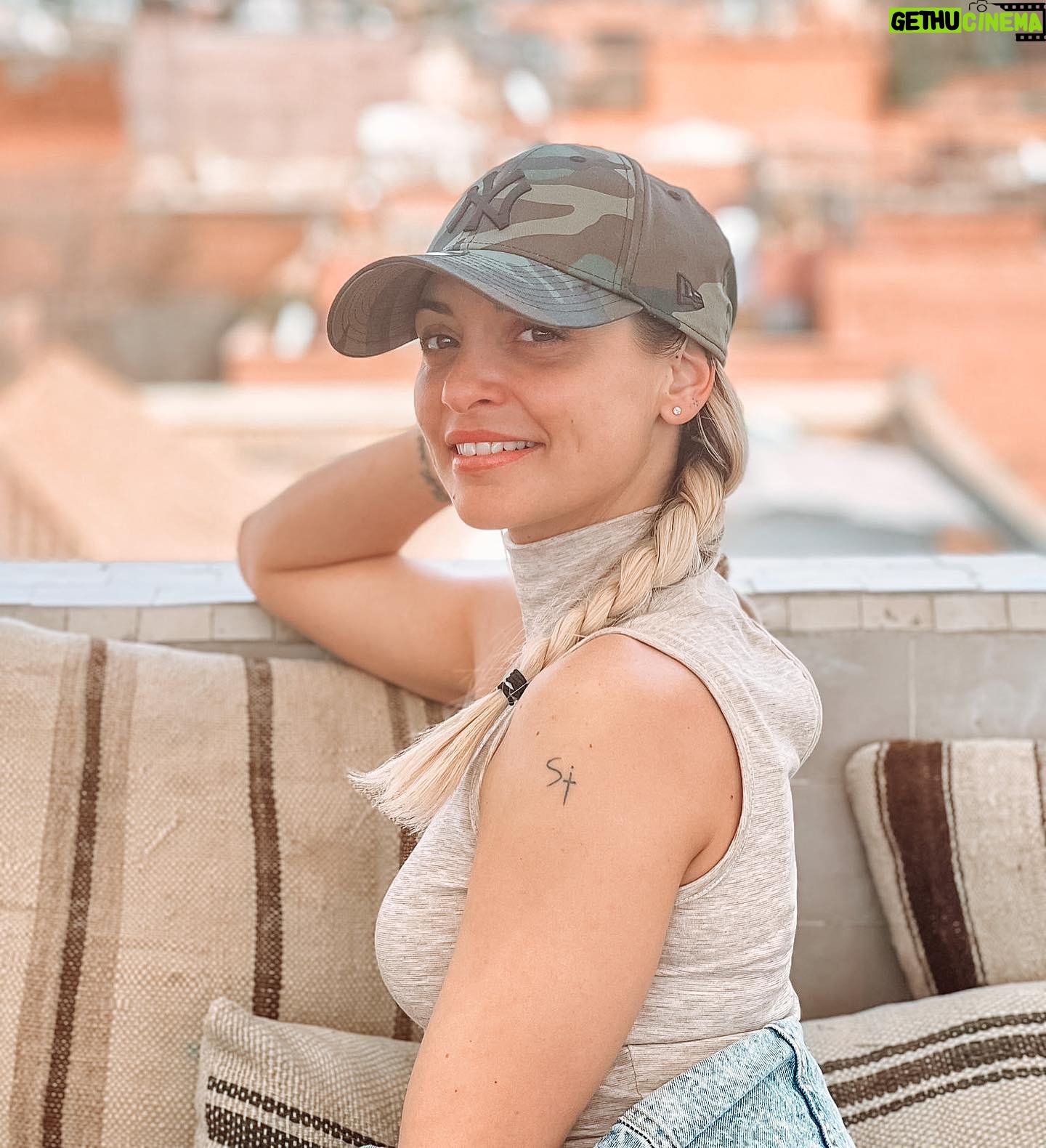 Priscilla Betti Instagram - Sur le rooftop du @dardar_marrakech 🙌🏼 Ma sœur @sand_betti pour ces photos 🩵