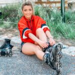 Priscilla Betti Instagram - Jour #off🤞Je vous aurai bien fait un triple Axel à rollers mais ça fait des années que je ne suis pas montée dessus 😁🤣 Vous savez en faire vous ?! En tout cas j’ai bien rigolé ! Je vais vous poster une petite vidéo vous allez rire avec (de) moi 🤣🤣🤣 🌪️ Photos by @insta_minutepapillon / @mrdiraison / @mrlouviot