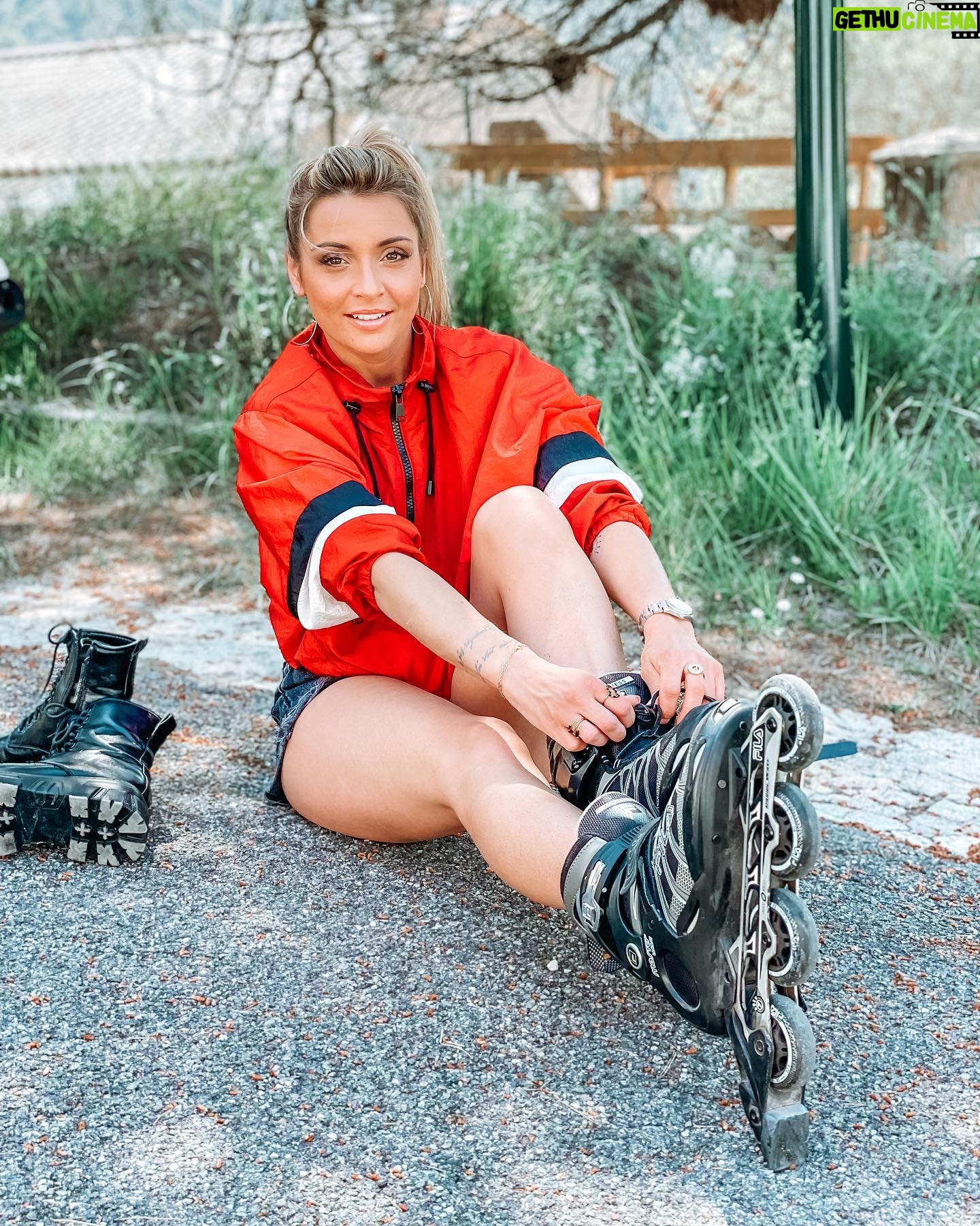 Priscilla Betti Instagram - Jour #off🤞Je vous aurai bien fait un triple Axel à rollers mais ça fait des années que je ne suis pas montée dessus 😁🤣 Vous savez en faire vous ?! En tout cas j’ai bien rigolé ! Je vais vous poster une petite vidéo vous allez rire avec (de) moi 🤣🤣🤣 🌪️ Photos by @insta_minutepapillon / @mrdiraison / @mrlouviot
