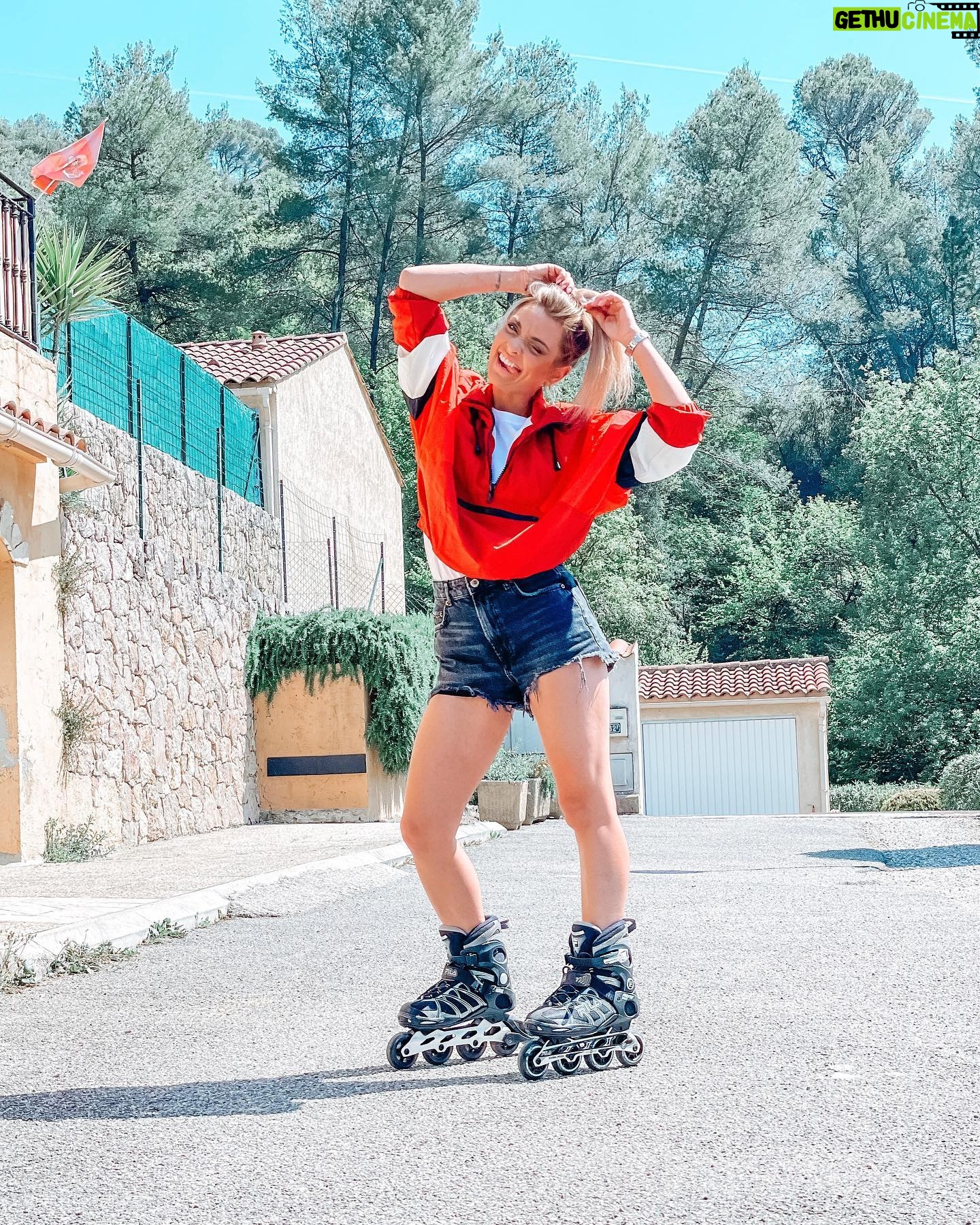 Priscilla Betti Instagram - Jour #off🤞Je vous aurai bien fait un triple Axel à rollers mais ça fait des années que je ne suis pas montée dessus 😁🤣 Vous savez en faire vous ?! En tout cas j’ai bien rigolé ! Je vais vous poster une petite vidéo vous allez rire avec (de) moi 🤣🤣🤣 🌪️ Photos by @insta_minutepapillon / @mrdiraison / @mrlouviot
