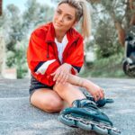 Priscilla Betti Instagram - Jour #off🤞Je vous aurai bien fait un triple Axel à rollers mais ça fait des années que je ne suis pas montée dessus 😁🤣 Vous savez en faire vous ?! En tout cas j’ai bien rigolé ! Je vais vous poster une petite vidéo vous allez rire avec (de) moi 🤣🤣🤣 🌪️ Photos by @insta_minutepapillon / @mrdiraison / @mrlouviot