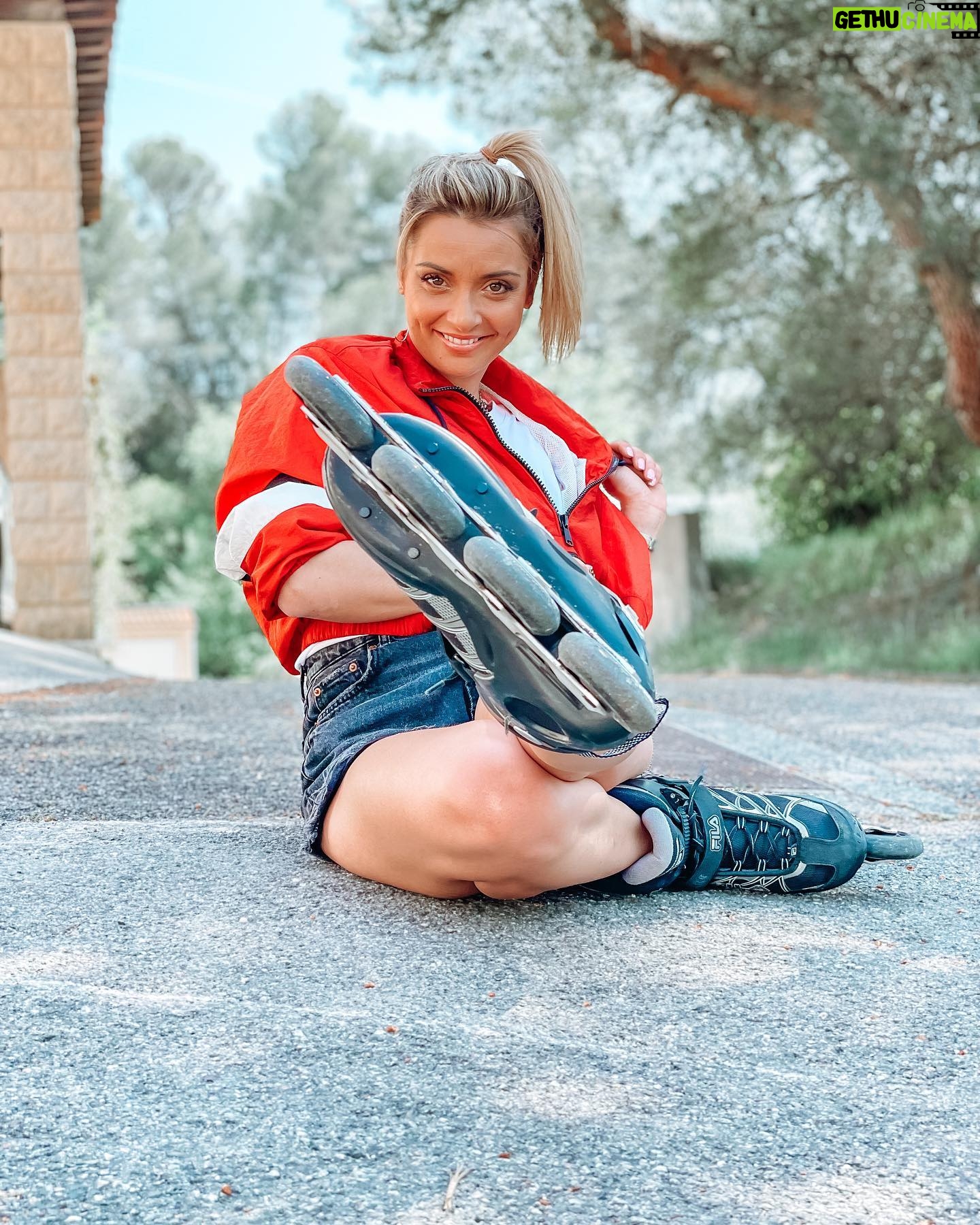 Priscilla Betti Instagram - Jour #off🤞Je vous aurai bien fait un triple Axel à rollers mais ça fait des années que je ne suis pas montée dessus 😁🤣 Vous savez en faire vous ?! En tout cas j’ai bien rigolé ! Je vais vous poster une petite vidéo vous allez rire avec (de) moi 🤣🤣🤣 🌪️ Photos by @insta_minutepapillon / @mrdiraison / @mrlouviot