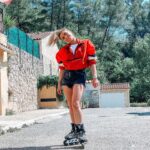 Priscilla Betti Instagram - Jour #off🤞Je vous aurai bien fait un triple Axel à rollers mais ça fait des années que je ne suis pas montée dessus 😁🤣 Vous savez en faire vous ?! En tout cas j’ai bien rigolé ! Je vais vous poster une petite vidéo vous allez rire avec (de) moi 🤣🤣🤣 🌪️ Photos by @insta_minutepapillon / @mrdiraison / @mrlouviot