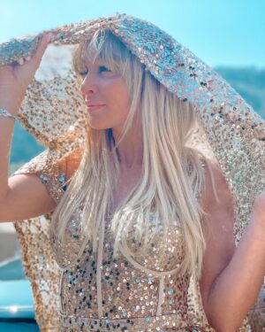 Priscilla Betti Instagram - Look du reportage @50inside by @maisonguilouchi ✨🤍
Photo by @insta_minutepapillon 🩷