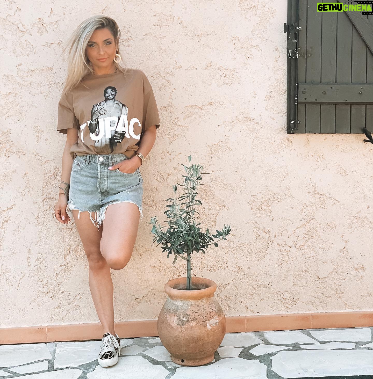 Priscilla Betti Instagram - F R I D A Y 🍃 Photos by @insta_minutepapillon