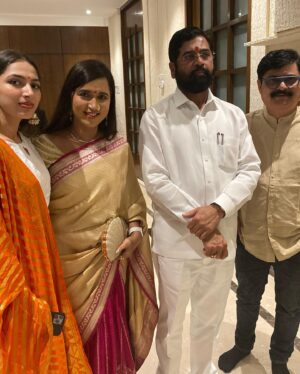 Pritam Kagne Instagram - वर्षा बंगल्यावर मा. मुख्यमंत्री श्री एकनाथ शिंदे साहेबांच्या घरी गणपती दर्शनाचा आणि सहभोजनाचा लाभ घेतला,त्यांना उदंड आणि निरोगी आरोग्य लाभो हीच बाप्पा चरणी प्रार्थना.
बोला गणपती बाप्पा मोरया 🙏🏻🌺
धन्यवाद🙏🏻
It’s my immense pleasure to share with you that I had been a part of celebrating Ganesh Utstav at Varsha Bangla along with Hon’ble Chief Minister of Maharahtra Shri Eknathraoji Shinde sir. Thank you very much sir for inviting as an actress at Varsha Bangla !!!
@mieknathshinde
@cmomaharashtra_
@drshrikantshinde 

.
.
.
#ganpatibappamorya #shrieknathshinde #maharashtra #cmo #varshabunglow #cmofmaharashtra #pritamkagne #pritamkagneofficial #pritamkagneactress #bappamorya #ganpatidarshan #actresslife #pink #saraalikhan #shraddhakapoor #deepikapadukone #ranveersingh #tamanabhatia #feelinghappy #madhurbhandarkar #cm #blessed #morya #rajshreemarathi