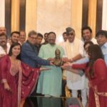 Pritam Kagne Instagram – ब्रिटनच्या म्युझियम मधे केला सुधीर मुनगंटीवार साहेबांनी करार 
साऱ्या जगाने बघितला छत्रपती शिवाजी महाराजांच्या वाघनखांचा थरार.

छत्रपती शिवाजी महाराज यांची वाघनखे ब्रिटन येथून भारतात आणण्यासाठी चा सामंजस्य करार यशस्वीरित्या संपन्न केल्याबद्दल माननीय श्री सुधीर भाऊ मुनगंटीवार (मंत्री सांस्कृतिक वनविभाग व मत्स्य विकास मंत्री) यांचा सत्कार समारंभ पर्णकुटी येथे त्यांच्या निवासस्थानी आयोजित करण्यात आला होता. या वेळी चित्रपट सृष्टीतील अनेक मान्यवर कलाकार मंडळी उपस्थित होते दिग्दर्शक श्री सुभाष घई , महेश कोठारे, सुप्रसिद्ध अभिनेते जॅकी श्रॉफ ,शरद केळकर , प्रीतम कागणे, अमोल कागाने, प्रीतम पाटील, सुरेश पाई, संदीप कुलकर्णी , सौरव गोखले, शिव ठाकरे ,माधव देवचके ,भारत गणेशपुरे ,नूतन जयंत , व चित्रपट कामगार सेनेचे अध्यक्ष संदीप घुगे व अनेक मान्यवरांच्या हस्ते माननीय मंत्री श्री सुधीर भाऊ मुनगंटीवार यांचा सत्कार करण्यात आला . छत्रपती शिवरायांची वाघनखे भारतात परत आणण्यासाठीचे त्यांनी  घेतलेले अथक परिश्रम व प्रयत्न यासाठी त्यांचे मनापासून आभार मानले व अभिनंदन केले . यावेळी सुधीर भाऊंनी चित्रपटसृष्टीसाठी घेतलेल्या अनेक नवीन योजनांची माहिती व नवनवीन योजना ज्या चित्रपटसृष्टीत अतिशय महत्त्वाच्या ठरतील अशा निर्णयांबद्दल आमच्याशी चर्चा केली . खरोखर सुधीर भाऊ महाराष्ट्राच्या प्रत्येक शिवभक्ताचावतीने व तसेच आम्हा तमाम कलाकारांच्या वतीने तुमचे मानावे तेवढे आभार थोडेच आहे पुन्हा एकदा कृतज्ञता व्यक्त करून मनापासूनधन्यवाद म्हणते 🙏.
जय शिवराय वंदे मातरम् 🚩🇮🇳

Sudhir Mungantiwar

Eknath Shinde – एकनाथ संभाजी शिंदे

#chandrashekarbawankhule #devendrafadnavisformaharashtra #pritamkagne #amolkagne