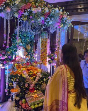 Pritam Kagne Instagram - वर्षा बंगल्यावर मा. मुख्यमंत्री श्री एकनाथ शिंदे साहेबांच्या घरी गणपती दर्शनाचा आणि सहभोजनाचा लाभ घेतला,त्यांना उदंड आणि निरोगी आरोग्य लाभो हीच बाप्पा चरणी प्रार्थना.
बोला गणपती बाप्पा मोरया 🙏🏻🌺
धन्यवाद🙏🏻
It’s my immense pleasure to share with you that I had been a part of celebrating Ganesh Utstav at Varsha Bangla along with Hon’ble Chief Minister of Maharahtra Shri Eknathraoji Shinde sir. Thank you very much sir for inviting as an actress at Varsha Bangla !!!
@mieknathshinde
@cmomaharashtra_
@drshrikantshinde 

.
.
.
#ganpatibappamorya #shrieknathshinde #maharashtra #cmo #varshabunglow #cmofmaharashtra #pritamkagne #pritamkagneofficial #pritamkagneactress #bappamorya #ganpatidarshan #actresslife #pink #saraalikhan #shraddhakapoor #deepikapadukone #ranveersingh #tamanabhatia #feelinghappy #madhurbhandarkar #cm #blessed #morya #rajshreemarathi