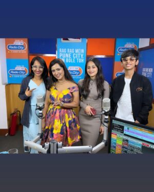 Pritam Kagne Instagram - Khurchi film promotion at radio city 91.1 FM pune with shoooo shooo @rjshonali ♥️♥️

@akshayswaghmare @aryanhagavaneofficial @shreya_pasalkar_official_ @pritamkagne 

Styleby - @vastradesigning ♥️