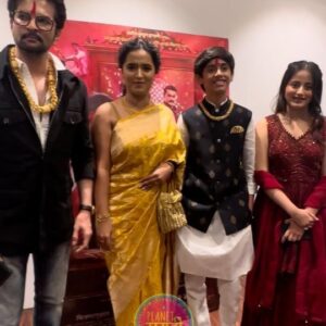 Pritam Kagne Instagram - 'खुर्ची' सिनेमाच्या ग्रँड प्रीमियरला चित्रपटाचे मुख्य कलाकार राकेश बापट, प्रीतम कांगणे, आर्यन हागवणे, श्रेया पासलकर यांची खास उपस्थिती 

@khurchithefilm @raqeshbapat @pritamkagneofficial
@aryanhagavaneofficial @shreya_pasalkar_official_

#PlanetMarathi #Khurchi #premiere #raqeshbapat #pritamkangane #aryanhagavane #shreyapasalkar