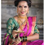Pritam Kagne Instagram – सर्व मंगल मांगल्ये
शिवे सर्वार्थ साधिके।
शरण्ये त्र्यम्बके गौरी 
नारायणी नमोस्तुते…🙏💐
*दसऱ्याच्या मंगलमय शुभेच्छा*
 #dussera #dussera2023 #pritamkagne #viral #viralpost #festival #navratri #navratrispecial #navratrichaniyacholi #garbanight #light #prayer #pooja #sarı #ghagra #prayares #falgunipathak #hairstylist #instagram #insta #instagood #instagood #instacolour