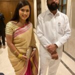 Pritam Kagne Instagram – वर्षा बंगल्यावर मा. मुख्यमंत्री श्री एकनाथ शिंदे साहेबांच्या घरी गणपती दर्शनाचा आणि सहभोजनाचा लाभ घेतला,त्यांना उदंड आणि निरोगी आरोग्य लाभो हीच बाप्पा चरणी प्रार्थना.
बोला गणपती बाप्पा मोरया 🙏🏻🌺
धन्यवाद🙏🏻
It’s my immense pleasure to share with you that I had been a part of celebrating Ganesh Utstav at Varsha Bangla along with Hon’ble Chief Minister of Maharahtra Shri Eknathraoji Shinde sir. Thank you very much sir for inviting as an actress at Varsha Bangla !!!
@mieknathshinde
@cmomaharashtra_
@drshrikantshinde 

.
.
.
#ganpatibappamorya #shrieknathshinde #maharashtra #cmo #varshabunglow #cmofmaharashtra #pritamkagne #pritamkagneofficial #pritamkagneactress #bappamorya #ganpatidarshan #actresslife #pink #saraalikhan #shraddhakapoor #deepikapadukone #ranveersingh #tamanabhatia #feelinghappy #madhurbhandarkar #cm #blessed #morya #rajshreemarathi