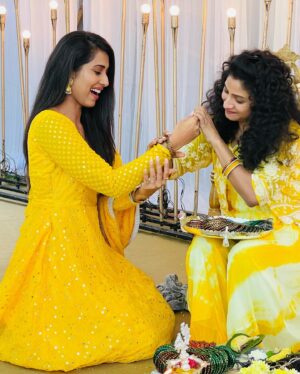 Priya Hegde Instagram - All about darling @_tejaswini_gowda_official & @amardeep_chowdary ‘s haldhi function 

This beautiful outfit is from @neharajappa_official ❤️

#happyface #haldhifunction #tejuamar #congratulations #weddingvibes #stayhappy😊