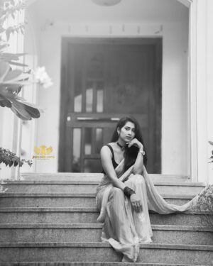 Priya Hegde Instagram - Look for the MAGIC in everyday ✨

Clicked by @praveen_wapo7 
Styled by @makeupnhair_by_vennela 
#photolovers #priyahegde❤️ #hyderbad #shootlife #yellowsaree #sareelove❤️