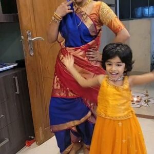 Priya Manjunathan Instagram - Madisaar la reel 🤣😂

#momanddaughters❤️ #mommy #reelsinstagram #trendingreels #momlife #momgoals #momboss #momstyle #momsgrid #momoftwo