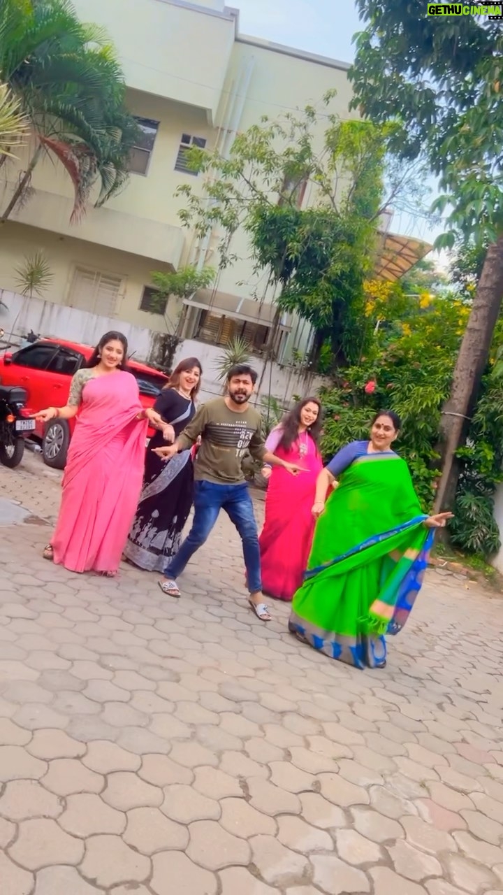 Priya Prince - 39.7K Likes - Ramaiya osthavaiya Reels from Jawan with my Elakiya Team @shastrygayathri @sushmanair07 @himabindhu____ @priyaprince1111 @ 😍🥰🙌🕺🏻💃🕺🏻 🙈😍