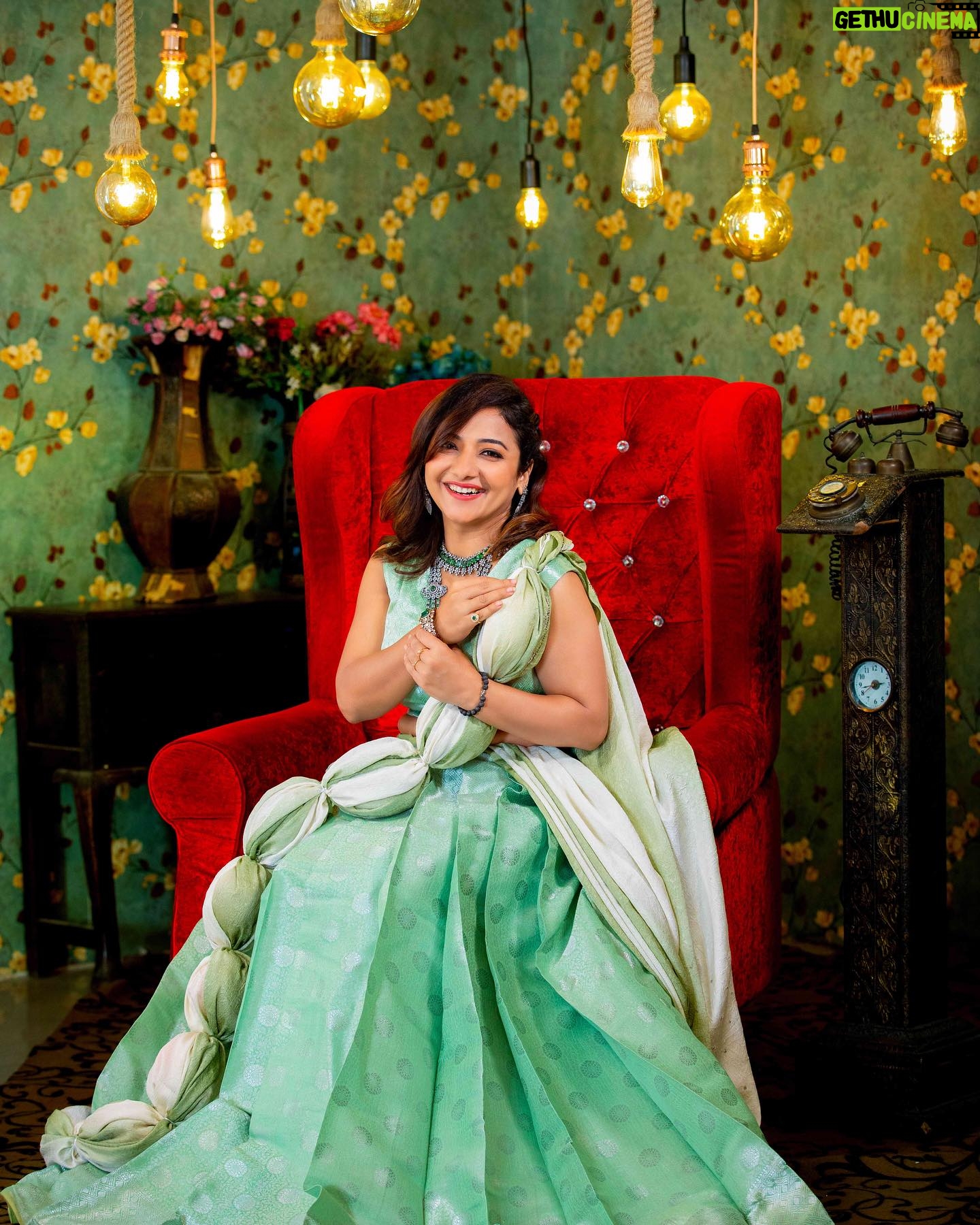 Priya Prince - 4.4K Likes - Don’t give up just because you do not see immediate results.
Know that each positive choice you make is affecting you in hidden ways ...
and will add up to big change over a period of time.
☺️
Cover pic for @fashiondrift.magazine
Photography & videography @ernestmediaphotography
Makeup @drapes_tangles
Saree @madhurya_creations
Jewel @thevellishop
Saree prepleating @madrasironingcompany
Deaigner & styling @scubedesignerwear
..
..
#shoot #instagram #photooftheday #trendingreels #style #smile #love #fashionstyle #fashion