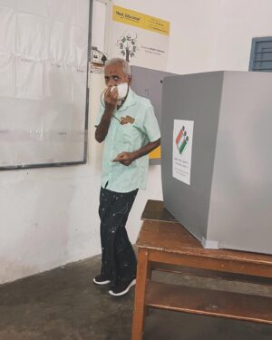 Priya Prince Instagram - Voting is our right and here we our family never missed to cast our vote and ya my daughter casted her FIRST VOTE✌🏻☺️
..
..
#vote
