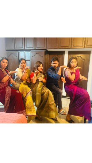 Priya Prince Instagram - IPO na kalyanam pananuma vendama 😂🥰Always fun with my Gang🫣 @shastrygayathri @priyaprince1111 @himabindhu____ @sushmanair07 @rajeshwariraji75 😂🥰🙌