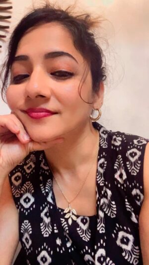 Priya Prince Instagram - Parandhu selava☺️☺️☺️ 🦜🦜 ..
….
….
#old #songs #gold #love #melody #gemini #tamil