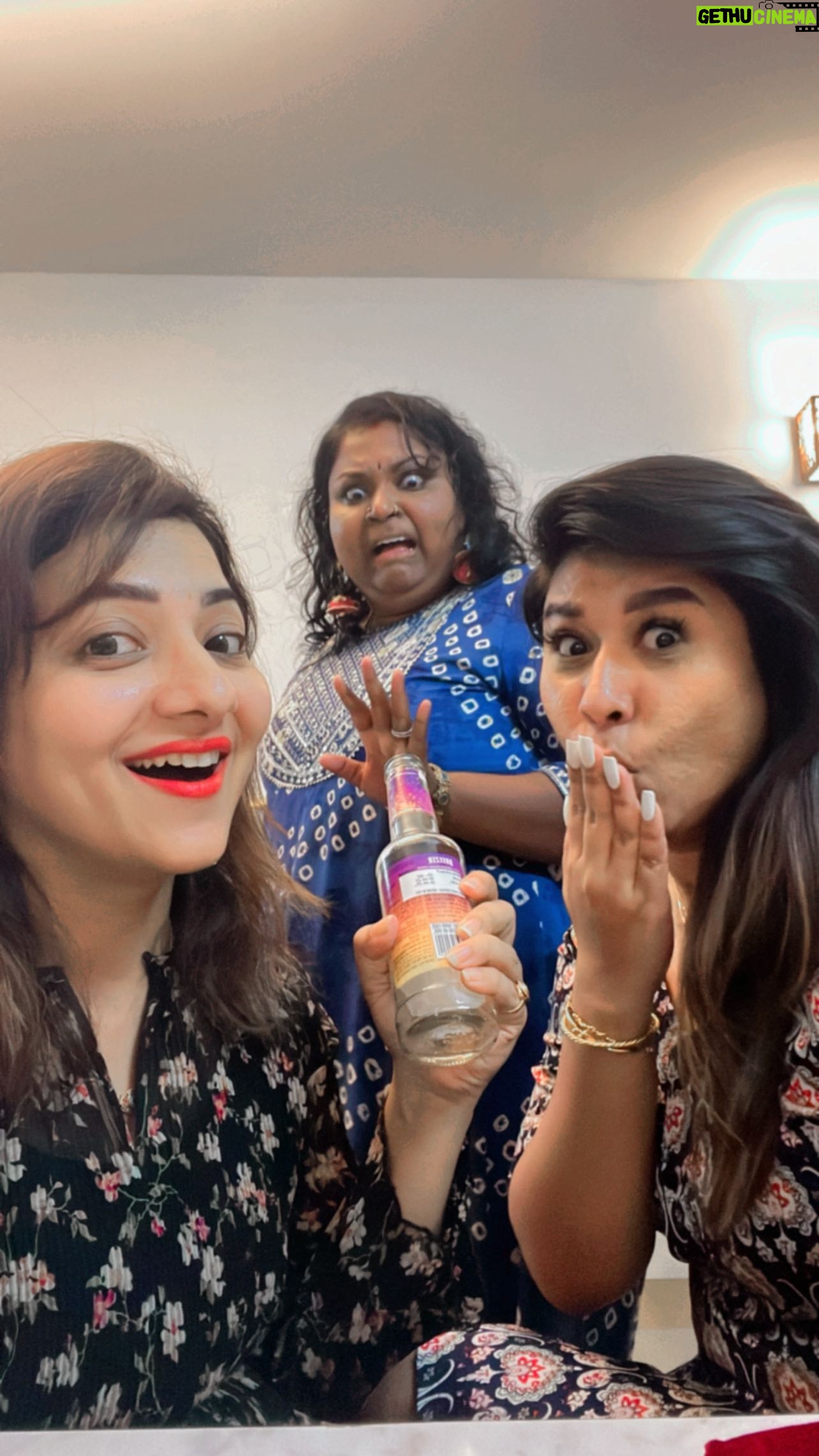 Priya Prince Instagram - Apadiyeee 🤬🤬🤬 .. .fun overloaded with these ❤️❤️ @satthiya_kandi @hansadashni #reelsvideo #reels #malaysia #collab #india