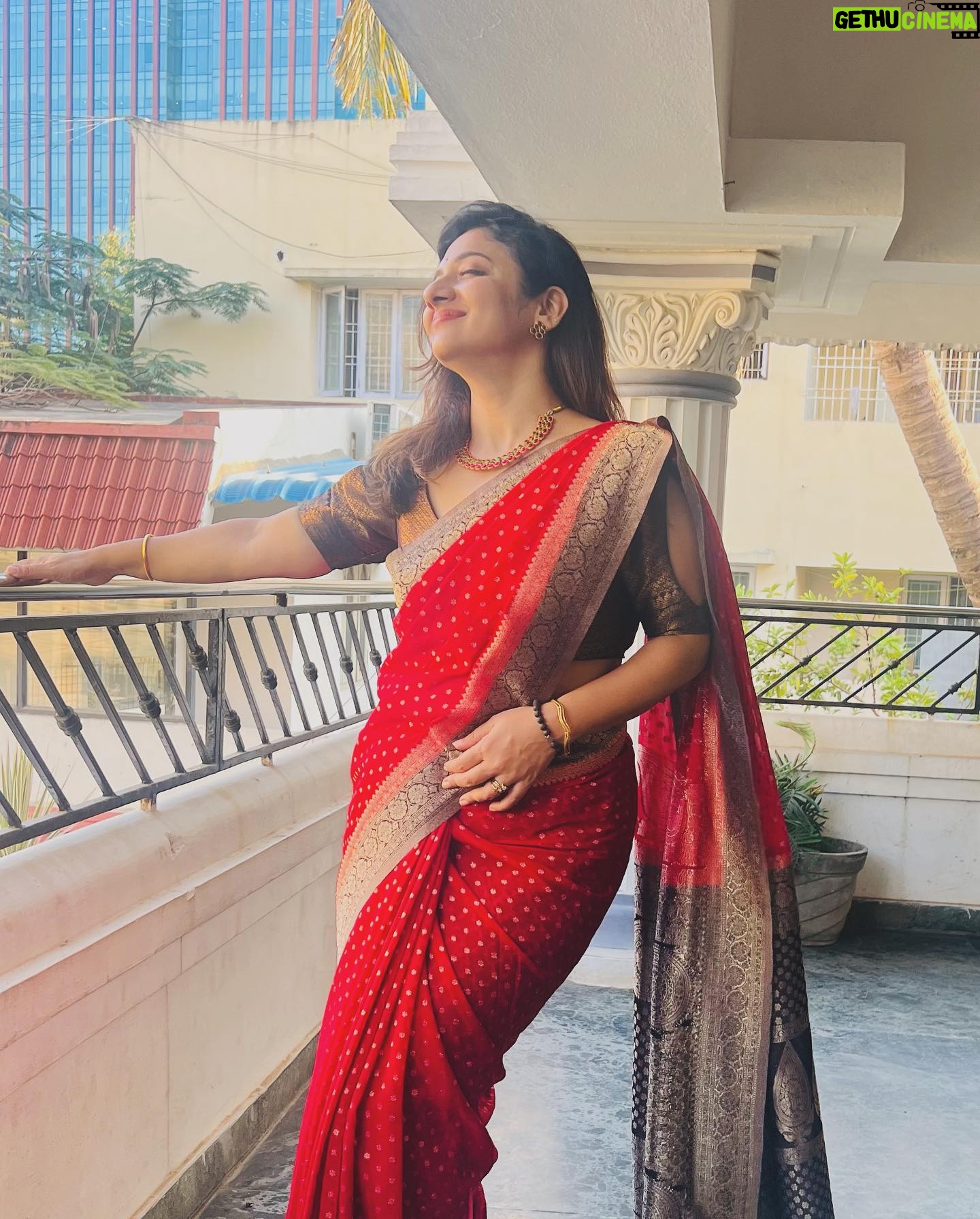 Priya Prince - 1.8K Likes - Be happy,
not because everything is
GOOD
But, because you see GOOD in EVERYTHING …
..
Saree @kalaidesignerstudio
#life #lesson #lifecoach #lifestyle #goal #happiness #selfcare #positivity