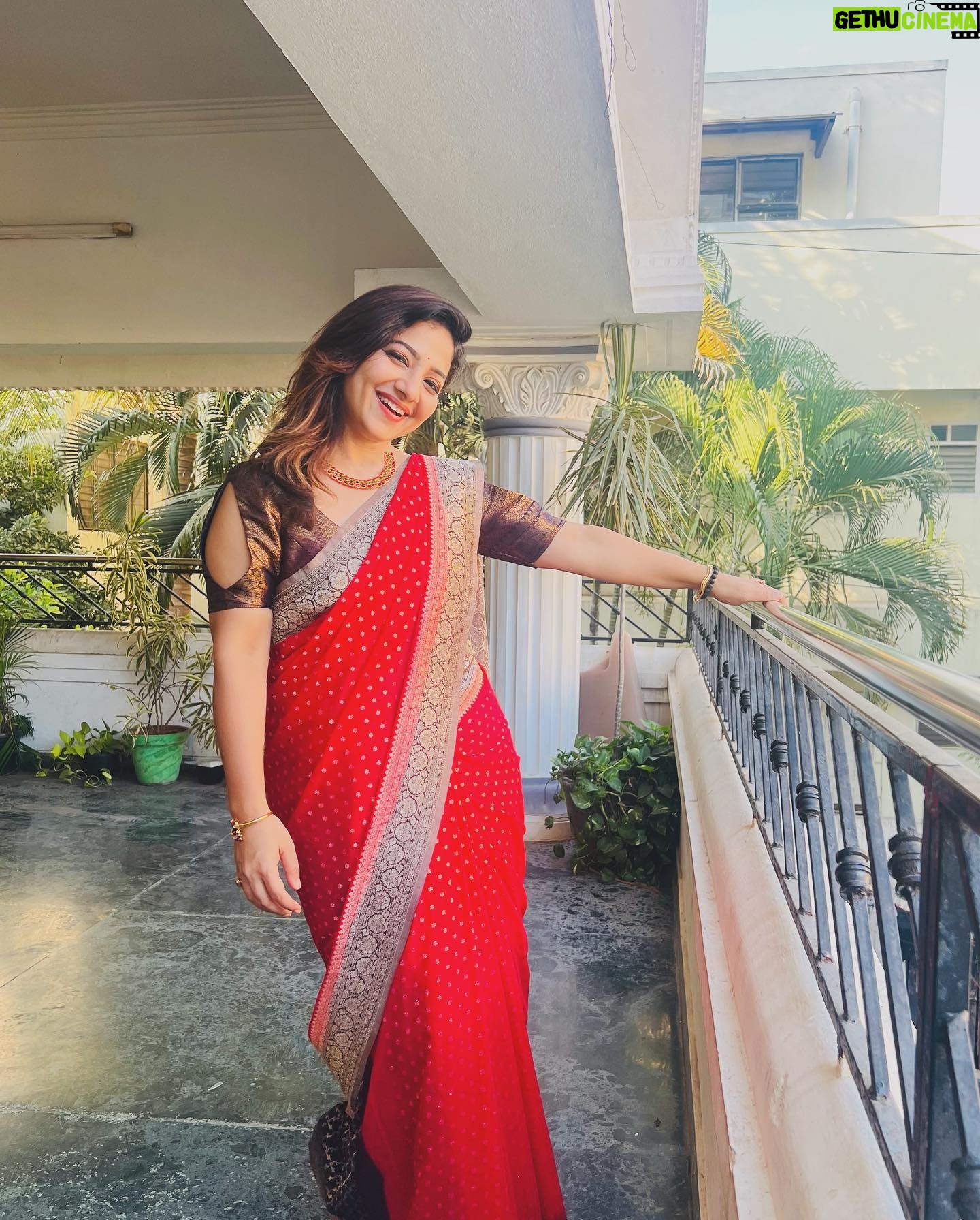 Priya Prince - 1.8K Likes - Be happy,
not because everything is
GOOD
But, because you see GOOD in EVERYTHING …
..
Saree @kalaidesignerstudio
#life #lesson #lifecoach #lifestyle #goal #happiness #selfcare #positivity