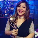 Priya Prince Instagram - Sun Tv Awards 2023 ☺️ Best villi Award goes too Bairavi 😊😊😊😊😊🤩🤩🤩🤩for Ilakiya serial . Super happy as this moment was unexpected And I really thank @saregamatamil BRV mam and prince sir for giving me an opportunity and I thank @suntv for recognizing me 🙏🏻🙏🏻 .. .. Dear anbu social media ullangale thank u very much for supporting me 🙏🏻🙏🏻🙏🏻🙏🏻🙏🏻 .. My lifeline @riiiyyyaaa.i for supporting me ❤️❤️❤️ அன்பு மகளே …… Dress designed and stitched by @by_vanmathi_nagaraj Jewellery @fineshinejewels .. .. .. #serial #actor #sunset #sun #actor #viral #awards