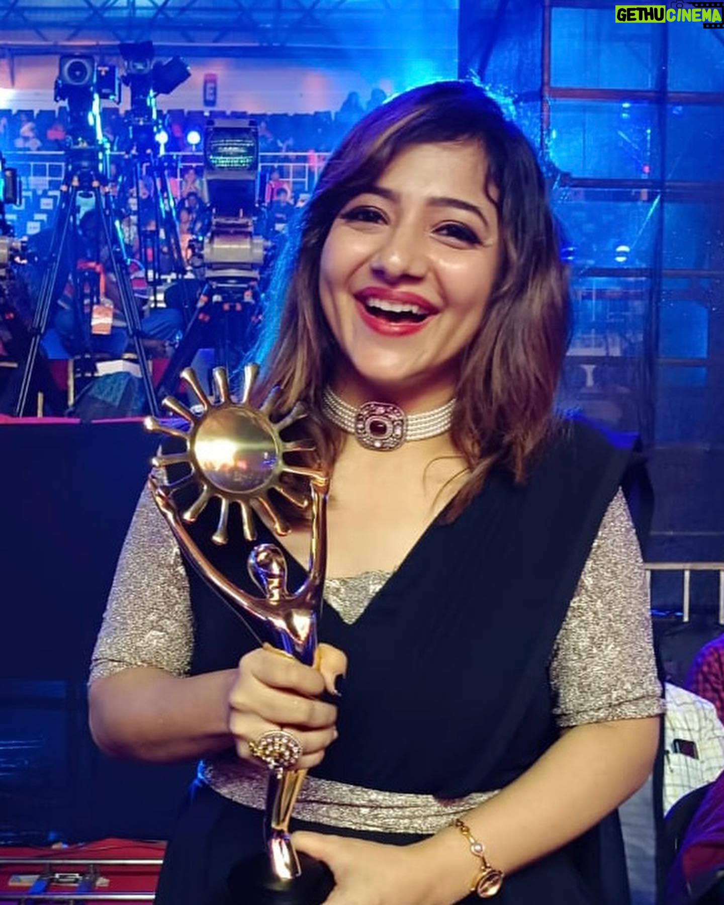 Priya Prince - 4.6K Likes - Sun Tv Awards 2023 ☺️
Best villi Award goes too Bairavi 😊😊😊😊😊🤩🤩🤩🤩for Ilakiya serial
.
Super happy as this moment was unexpected
And I really thank @saregamatamil BRV mam and prince sir for giving me an opportunity
and I thank @suntv for recognizing me
🙏🏻🙏🏻
..
..
Dear anbu social media ullangale thank u very much for supporting me 🙏🏻🙏🏻🙏🏻🙏🏻🙏🏻
..
My lifeline @riiiyyyaaa.i for supporting me ❤️❤️❤️ அன்பு மகளே
……
Dress designed and stitched by @by_vanmathi_nagaraj
Jewellery @fineshinejewels
..
..
..
#serial #actor #sunset #sun #actor #viral #awards