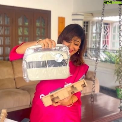 Priya Prince Instagram - Thank you @saregamatvshows_ for giving me this lovely gift 🙏🏻❤️