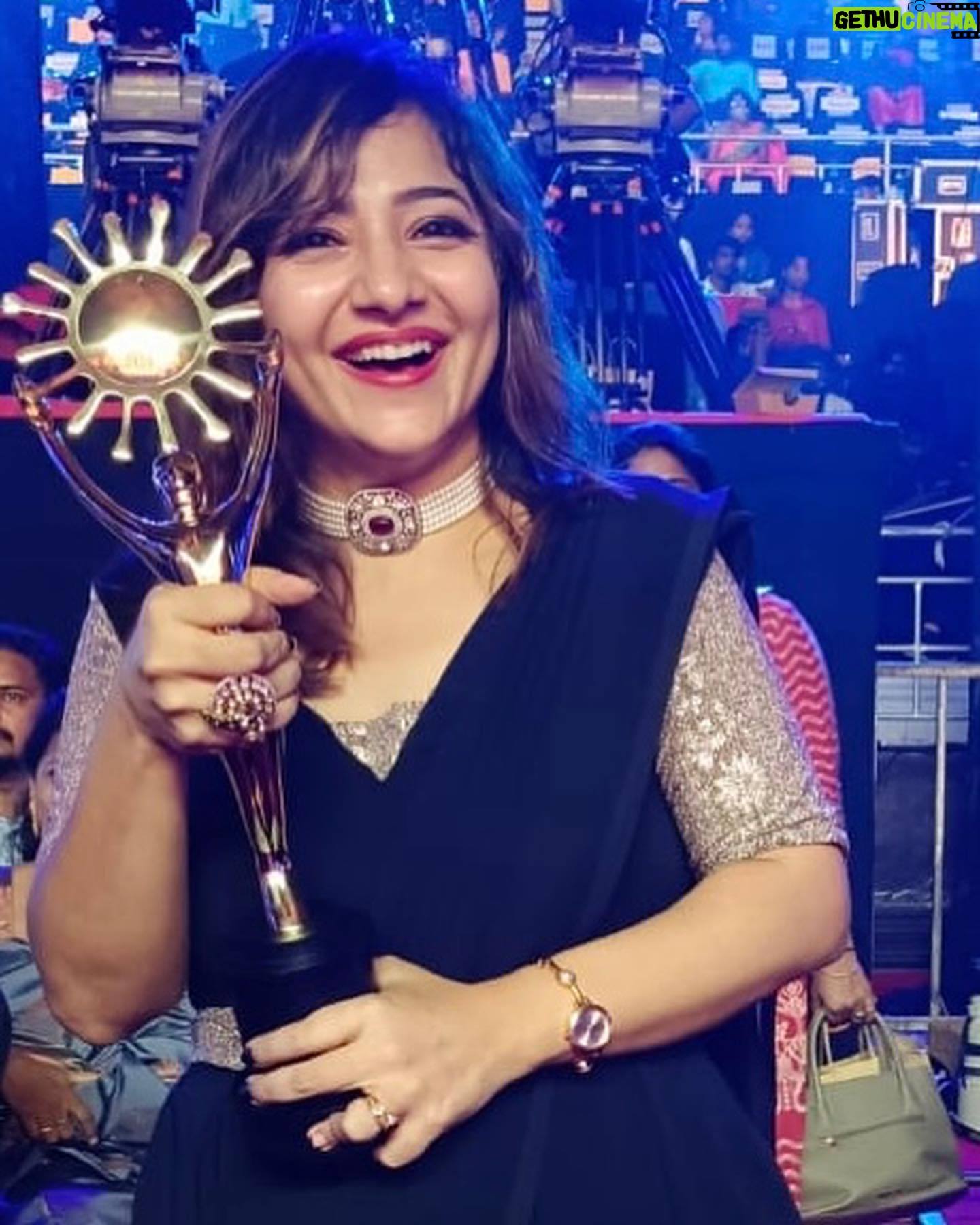 Priya Prince - 4.6K Likes - Sun Tv Awards 2023 ☺️
Best villi Award goes too Bairavi 😊😊😊😊😊🤩🤩🤩🤩for Ilakiya serial
.
Super happy as this moment was unexpected
And I really thank @saregamatamil BRV mam and prince sir for giving me an opportunity
and I thank @suntv for recognizing me
🙏🏻🙏🏻
..
..
Dear anbu social media ullangale thank u very much for supporting me 🙏🏻🙏🏻🙏🏻🙏🏻🙏🏻
..
My lifeline @riiiyyyaaa.i for supporting me ❤️❤️❤️ அன்பு மகளே
……
Dress designed and stitched by @by_vanmathi_nagaraj
Jewellery @fineshinejewels
..
..
..
#serial #actor #sunset #sun #actor #viral #awards