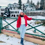 Priya Prince Instagram - My first ever Snow 🥶🥶🥶🥶 .. #live #life #work #workhard #enjoy #kashmirtourism #travel #love #priyaprincechannel