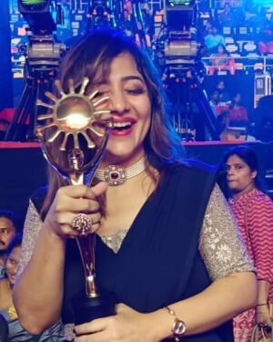 Priya Prince Instagram - Sun Tv Awards 2023 ☺️ 
Best villi Award goes too Bairavi 😊😊😊😊😊🤩🤩🤩🤩for Ilakiya serial
.
Super happy as this moment was unexpected 
And I really thank @saregamatamil BRV mam and prince sir for giving me an opportunity 
and I thank @suntv for recognizing me 
🙏🏻🙏🏻
..
.. 
Dear anbu social media ullangale thank u very much for supporting me 🙏🏻🙏🏻🙏🏻🙏🏻🙏🏻 
..
My lifeline @riiiyyyaaa.i for supporting me ❤️❤️❤️ அன்பு மகளே
……
Dress designed and stitched by @by_vanmathi_nagaraj 
Jewellery @fineshinejewels 
..
..
..
#serial #actor #sunset #sun #actor #viral #awards