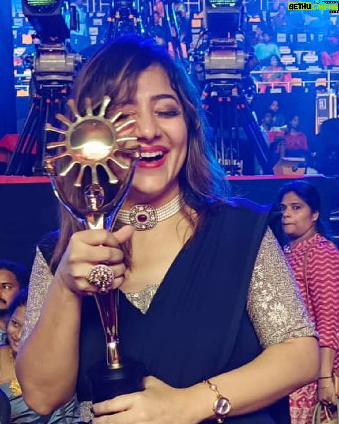 Priya Prince - 4.6K Likes - Sun Tv Awards 2023 ☺️
Best villi Award goes too Bairavi 😊😊😊😊😊🤩🤩🤩🤩for Ilakiya serial
.
Super happy as this moment was unexpected
And I really thank @saregamatamil BRV mam and prince sir for giving me an opportunity
and I thank @suntv for recognizing me
🙏🏻🙏🏻
..
..
Dear anbu social media ullangale thank u very much for supporting me 🙏🏻🙏🏻🙏🏻🙏🏻🙏🏻
..
My lifeline @riiiyyyaaa.i for supporting me ❤️❤️❤️ அன்பு மகளே
……
Dress designed and stitched by @by_vanmathi_nagaraj
Jewellery @fineshinejewels
..
..
..
#serial #actor #sunset #sun #actor #viral #awards