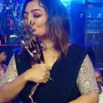 Priya Prince Instagram - Sun Tv Awards 2023 ☺️ Best villi Award goes too Bairavi 😊😊😊😊😊🤩🤩🤩🤩for Ilakiya serial . Super happy as this moment was unexpected And I really thank @saregamatamil BRV mam and prince sir for giving me an opportunity and I thank @suntv for recognizing me 🙏🏻🙏🏻 .. .. Dear anbu social media ullangale thank u very much for supporting me 🙏🏻🙏🏻🙏🏻🙏🏻🙏🏻 .. My lifeline @riiiyyyaaa.i for supporting me ❤️❤️❤️ அன்பு மகளே …… Dress designed and stitched by @by_vanmathi_nagaraj Jewellery @fineshinejewels .. .. .. #serial #actor #sunset #sun #actor #viral #awards