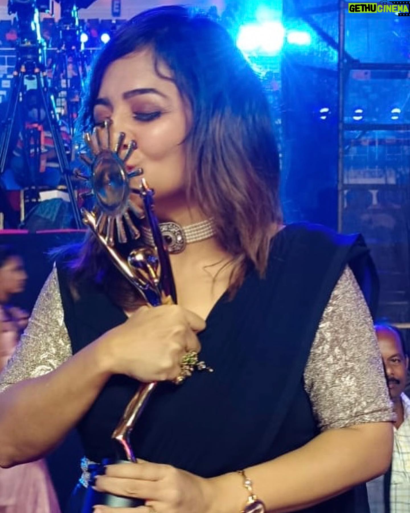 Priya Prince - 4.6K Likes - Sun Tv Awards 2023 ☺️
Best villi Award goes too Bairavi 😊😊😊😊😊🤩🤩🤩🤩for Ilakiya serial
.
Super happy as this moment was unexpected
And I really thank @saregamatamil BRV mam and prince sir for giving me an opportunity
and I thank @suntv for recognizing me
🙏🏻🙏🏻
..
..
Dear anbu social media ullangale thank u very much for supporting me 🙏🏻🙏🏻🙏🏻🙏🏻🙏🏻
..
My lifeline @riiiyyyaaa.i for supporting me ❤️❤️❤️ அன்பு மகளே
……
Dress designed and stitched by @by_vanmathi_nagaraj
Jewellery @fineshinejewels
..
..
..
#serial #actor #sunset #sun #actor #viral #awards
