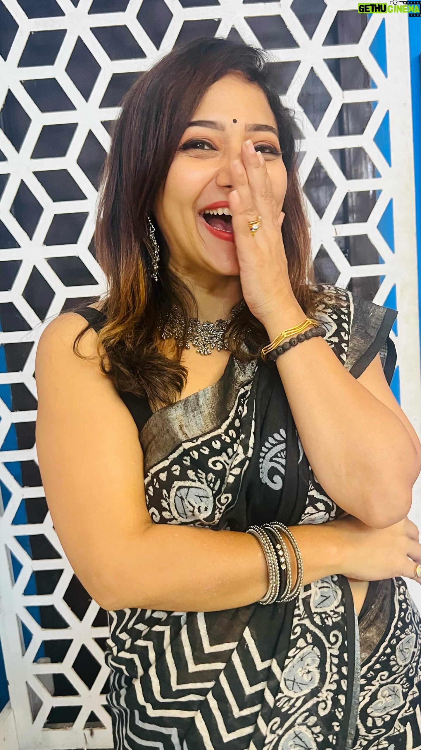 Priya Prince Instagram - You can be your own source of inspiration,solution,and motivation… ❤️ so let’s be positive .. BTW - I love sarees ❤️ Saree @kalaidesignerstudio ❤️ .. #reels #reelsinstagram #reelitfeelit #sarees #sareelove #sareelover #sareefashion