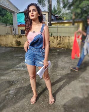Priyanka Purohit Instagram - A lil breather in between the shots 😎✨
.
.
.
@viuindia #sumersinghdiaries 
Make up : @reemarkable_you 
Hair : @dhara.muni 
Styled by : @divyagupta7 @prameetsaini
