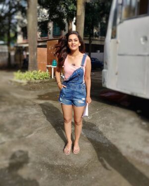 Priyanka Purohit Instagram - A lil breather in between the shots 😎✨
.
.
.
@viuindia #sumersinghdiaries 
Make up : @reemarkable_you 
Hair : @dhara.muni 
Styled by : @divyagupta7 @prameetsaini