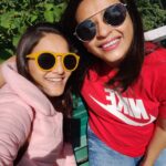 Priyanka Purohit Instagram – दो दोस्त चलें अपने पाप धोने | 
#चारधामयात्रा 😇