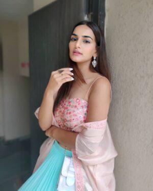 Priyanka Purohit Instagram - About yesterday for Ganpati Darshan
😇✨
.
.
Outfit by : @labelshalinikhanija
Jewellery & Sling : @shein_in
Clicked by : @brain_lagg