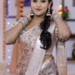 Priyanka Shivanna Instagram – This intricate embroidered semi silk silver zari blouse, elevating the allure to new height!

@priyanka_s_official_  wearing @aadvey_ 

.
.
.
#saree #missblouses #blouse #southindiansaree #bangaloredesigner #southindianfashion #langadavani #blouse #blouses