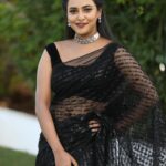 Priyanka Shivanna Instagram – When unsure about what to wear, drape a saree.

Jewellery @sriganeshselectionsblr 

.
.
#loveforsaree #shootlife #star #starsuvarna #bettadahoovu #chandini