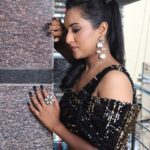 Priyanka Shivanna Instagram – 🖤
.
.
Wearing @classy_renthouse 
MUA @monikareddy_artistry 
Jewellery @thespatika 
💅 @nailgossip.blr 
Pc @manjunathmagaji24 

#zeekannada #zeekannadanominationparty2023 #blacklove #divya #happymoment