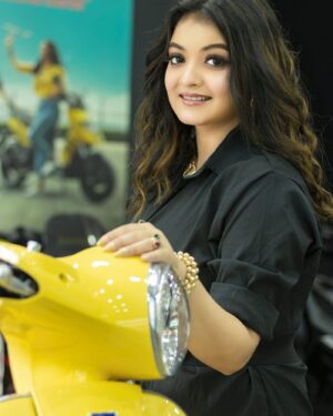 Puja DebNath Instagram - #yellow #yelloscooty #followerseveryone #blackdress #ottdfashion #mekup #curlyhair #brandshoot #follower 
@highlight
