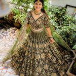 Pujitha Devaraj Instagram - Chandramukhi 2 Sirappu Nigazhchi Vinayagar Chathurthi Special tomorrow at 9am only on @suntv ✨ Firstly,thank you @stitchhousesalem for this one of a kind outfit that i have ever worn.A complete hand embroidered lehanga that costs some 1.3lakhs and weighs 10kgs. It was literally a challenge for me to handle it for 6 hours and nevertheless i loved it♥️ Accesories by fav @made_for_hers and she is my go to person since years🤗 Can’t thank @_stylenart_ for the quick hairsyle and @thatmadraskaran much for the clicks and helping me in handling the outfit🙏🏻🤭 Definitely a task to host a show when Vaigai Puyal Vadivelu sir is around,we laughed,laughed and laughed so much🤣🤣 Pictures with Vadivelu sir,Ragava Lawrence master and @kanganaranaut mam are unforgettable memories✨ #chandramukhi2 #vadivelu #suntv #pujitha
