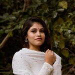 Pujitha Devaraj Instagram - 🦢✨ My super women team @madras_ponnu @shades_of_vp @meghna_makeoverartistry #unparvayil #tamiltrending #ilaiyaraja #80s